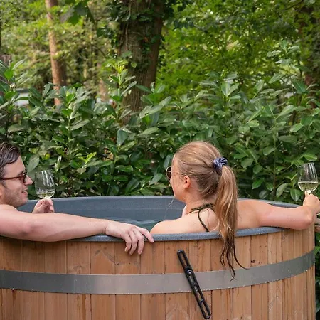 Forest Finest, Luxe Met Hot Tub Mooie Overkapping En Prachtige Tuin Met Veel Privacy Alpesi faház *