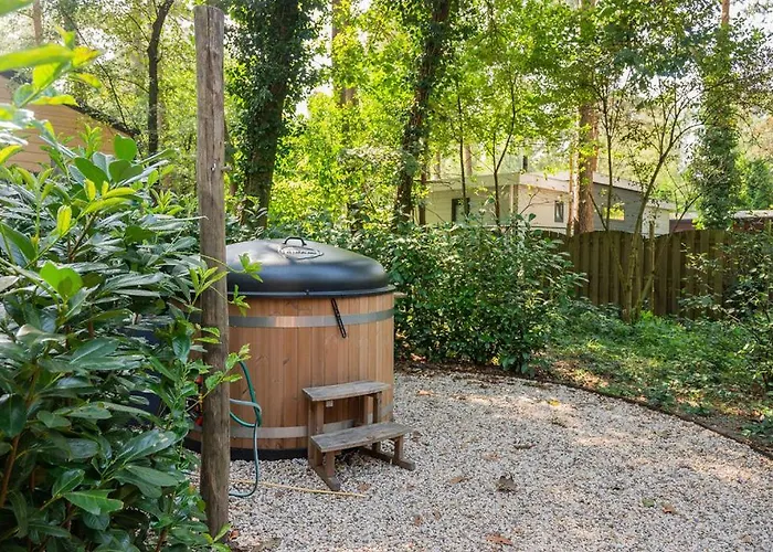 Forest Finest, Luxe Met Hot Tub Mooie Overkapping En Prachtige Tuin Met Veel Privacy 샬레 헨덜루