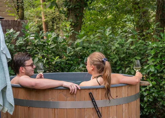 Forest Finest, Luxe Met Hot Tub Mooie Overkapping En Prachtige Tuin Met Veel Privacy Alpesi faház *