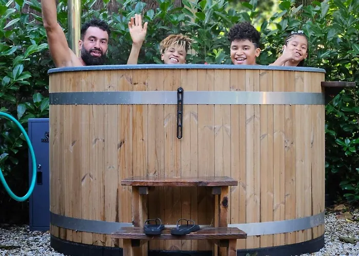 Forest Finest, Luxe Met Hot Tub Mooie Overkapping En Prachtige Tuin Met Veel Privacy Alpesi faház Hoenderloo